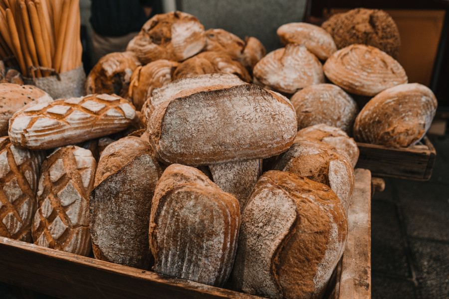 Frische Brote und Laibe in der Bäckerei-Auslage Frische Brote und Laibe in der Bäckerei-Auslage