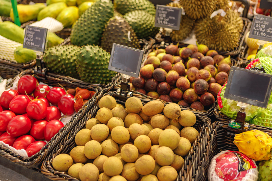 Exotische Früchte in Körben im Supermarkt, darunter Durian, Soursop, Tamarillo, Longan und Feigen. Exotische Früchte in Körben im Supermarkt, darunter Durian, Soursop, Tamarillo, Longan und Feigen.