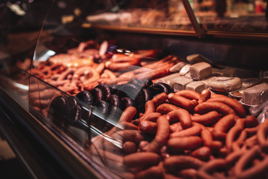 Frischetheke mit Wurst- und Käseauswahl im Supermarkt. Frischetheke mit Wurst- und Käseauswahl im Supermarkt.