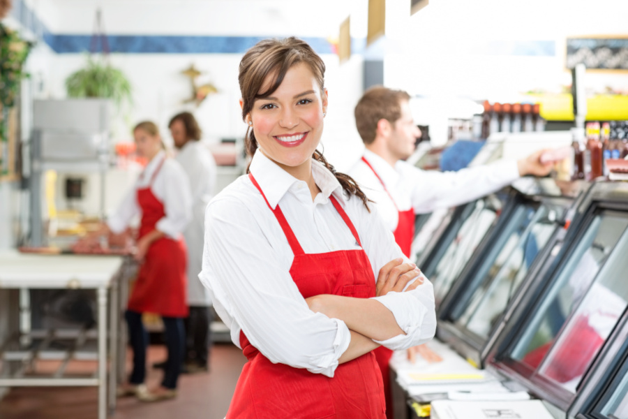Mitarbeiterin in roter Schürze lächelt vor der Frischetheke im Supermarkt. ChatGPT:</p>
<p>Mitarbeiterin in roter Schürze lächelt vor der Frischetheke im Supermarkt.