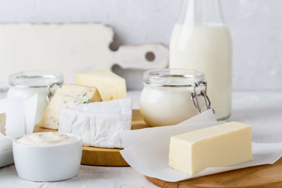 Molkereiprodukte auf hellem Tisch: Milch, Joghurt, Butter und verschiedene Käsesorte Molkereiprodukte auf hellem Tisch: Milch, Joghurt, Butter und verschiedene Käsesorte